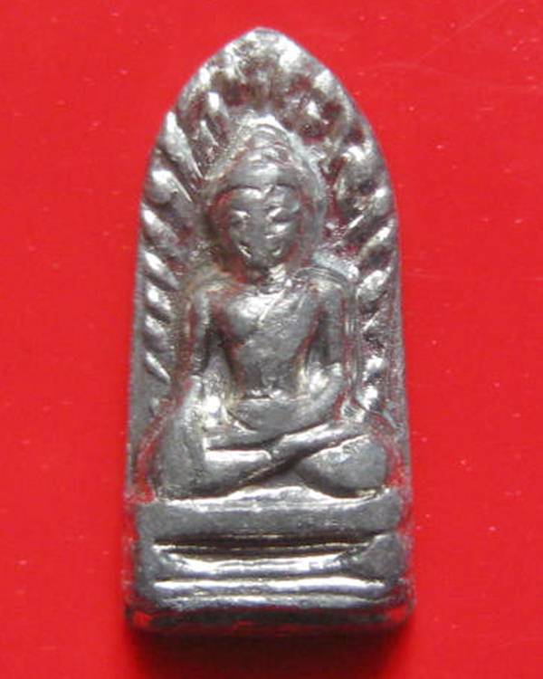 ปรกพระรอดมหาวันองค์หน้อย(เนื้อตะกั่ว.) รุ่นไจยะเบงชร(ปฐมชินบัญชรล้านนา.) "ครูบาอิน อินโท วัดฟ้าหลั่ง