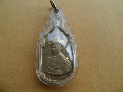 เหรียญนวมหาราช เฉลิมพระชนพรรษาในหลวง ๕ รอบ เนื้อทองฝาบาตร เลี่ยมพร้อมใช้สวยๆ