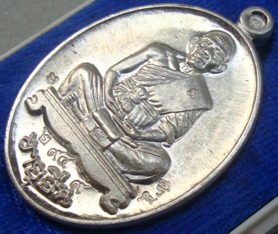 อายุยืน "รุ่นแรก" หลวงพ่อคูณ วัดบึง เนื้อเงิน 2 โค๊ต หายาก