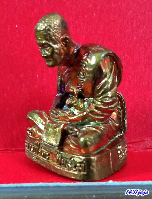 รูปหล่อรุ่นแรก หลวงปู่จักร วัดเขารังไก่ ก้นอุดผงพุทธคุณโรยด้วยแร่เหล็กไหลป่า เนื้อทองแดง 1โค๊ด