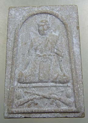 ๒๐ พระผงนั่งปืนหลวงพ่อพุฒ วัดกลางบางพระ จ นครปฐม