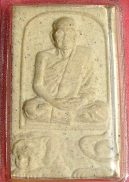 ลพ.คง .. พระผงรูปเหมือน มงคลลาภ หลังฝังข้าวสารดำ (1)