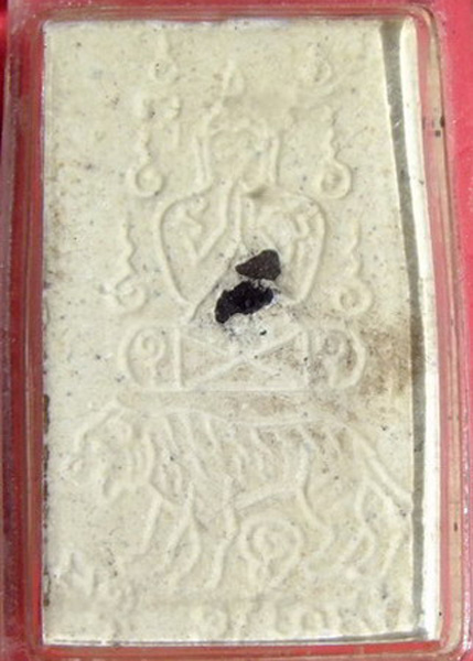 ลพ.คง .. พระผงรูปเหมือน มงคลลาภ หลังฝังข้าวสารดำ (1)