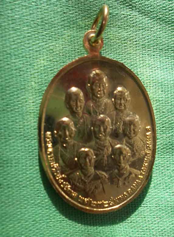 เหรียญสมโภชน์กรุงรัตนโกสินทร์ครบ ๒๐๐ปี พ.ศ.๒๕๒๕ ผิวกะหลั่ยทอง เหรียญสวยมาก