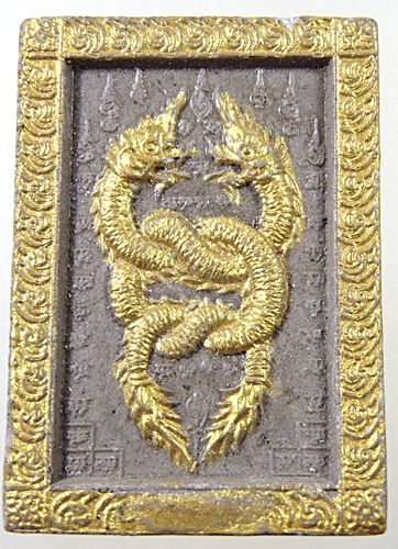 ๒๐ พระผงนาคเกี้ยว หลังสาริกาคู่