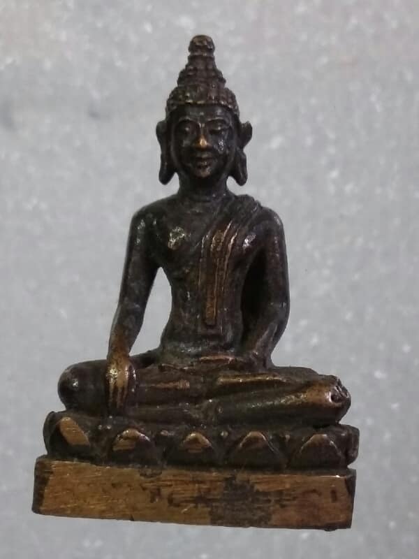 รูปหล่อพระพุทธ  ไม่รู้ที่    เคาะเดียวครับ