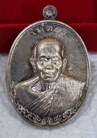 เหรียญหลวงพ่อคูณ รุ่นเมตตา  เนื้อเงิน หลังแบบ  NO230 พร้อมกล่องเดิม สภาพสวยมากยาก