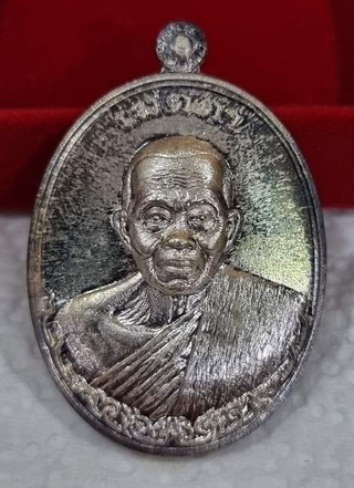 เหรียญหลวงพ่อคูณ รุ่นเมตตา เนื้อเงิน หลังแบบ NO155 พร้อมกล่องเดิม สภาพสวยมากยาก