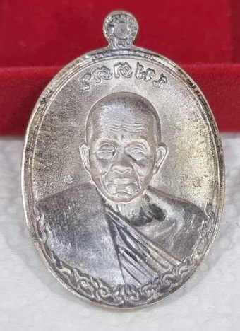 เหรียญหลวงพ่อคูณ รุ่นเมตตา เนื้อเงิน หลังแบบ NO155 พร้อมกล่องเดิม สภาพสวยมากยาก