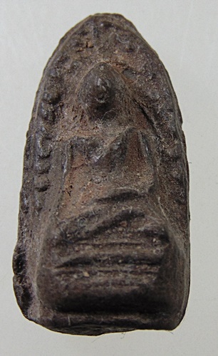 พระรอด ลำพูน หลังเจดีย์พระธาตุหริภุญชัย จ.ลำพูน ปี ๒๕๓๕ มวลสารพระกรุเก่า