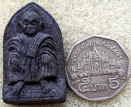 *หลวงพ่อทวดหมาน นั่งเก้าอี้ สวมครุย รับปริญญา เนื้อว่าน รุ่นแรก ปี๒๕๐๗ อาจารย์นอง วัดทรายขาว ปลุกเสก