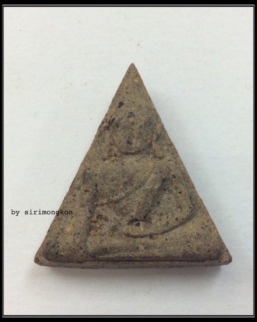 พระนางพญา หลัง สธ. พิมพ์สังฆาฎิ เนื้อผงว่าน ฝังตะกรุดเงิน ปี46 พร้อมกล่องเดิม