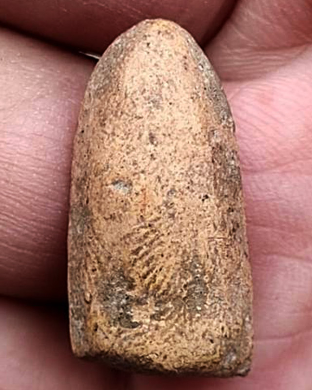 พระรอดเนื้อดิน เก่าเก็บหลายสิบปี สูง 2.4 ซ.ม. ไม่ทราบที่