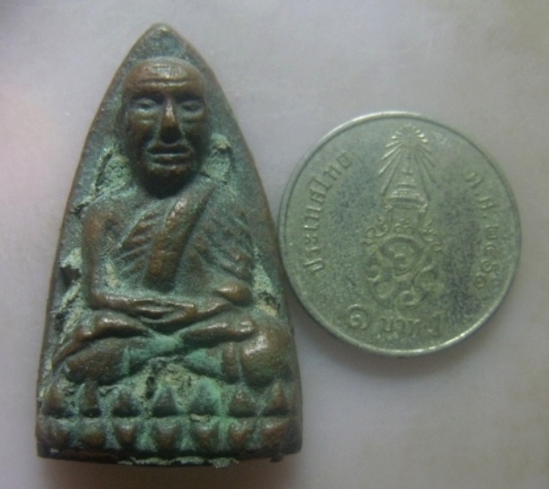 **วัดใจ**หลวงปู่ทวดหลังเตารีด พิมพ์ใหญ่ เนื้อโลหะผสม เก่าๆ ไม่ทราบที่**สวยๆ เชิญชมครับ