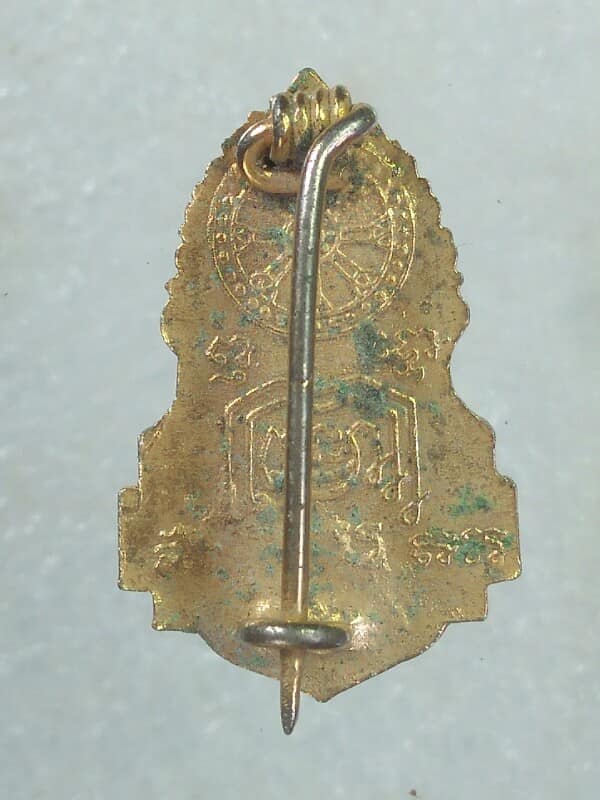 เข็มกลัดพระพุทธหลังยันต์ เนื้อกะไหล่ทอง 