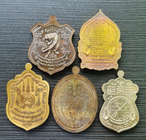 เคาะแรกแดง..เหรียญคละรุ่น คละเนื้อ รวม ๕ เหรียญ ชุดที่ ๑..ลพ.พัฒน์ วัดห้วยด้วน จ.นครสวรรค์ กล่องเดิม