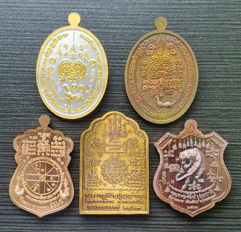 เคาะแรกแดง..เหรียญคละรุ่น คละเนื้อ รวม ๕ เหรียญ ชุดที่ ๒..ลพ.พัฒน์ วัดห้วยด้วน จ.นครสวรรค์ กล่องเดิม