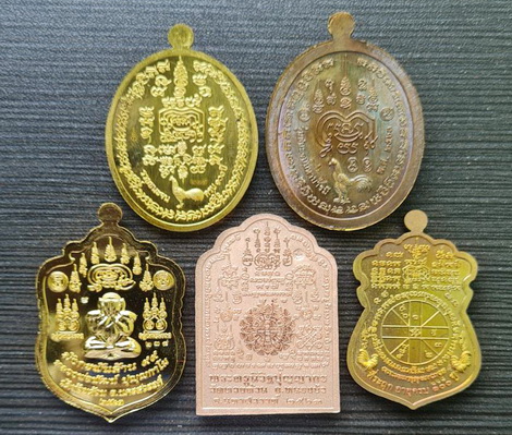 เคาะแรกแดง..เหรียญคละรุ่น คละเนื้อ รวม ๕ เหรียญ ชุดที่ ๔..ลพ.พัฒน์ วัดห้วยด้วน จ.นครสวรรค์ กล่องเดิม