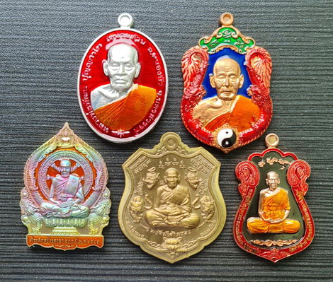 เคาะแรกแดง..เหรียญคละรุ่น คละเนื้อ รวม ๕ เหรียญ ชุดที่ ๓..ลพ.พัฒน์ วัดห้วยด้วน จ.นครสวรรค์ กล่องเดิม