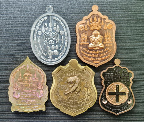 เคาะแรกแดง..เหรียญคละรุ่น คละเนื้อ รวม ๕ เหรียญ ชุดที่ ๓..ลพ.พัฒน์ วัดห้วยด้วน จ.นครสวรรค์ กล่องเดิม