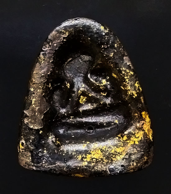 พระปิดตาเนื้อผงกะหลา หลังแบบ สภาพลงรักปิดทอง เนื้อเก่า