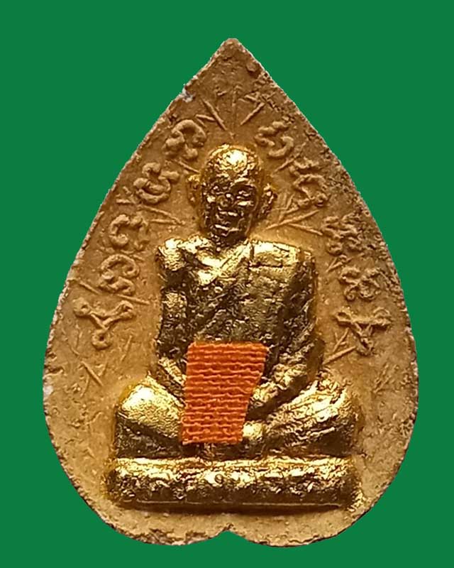 พระผงใบโพธิ์ หลวงพ่อสด วัดโพธิ์แตงใต้ รุ่น1 ปี 29 พิมพ์กรรมการ เนื้อเหลือง ปิดทอง/จีวรรองศรีษะหลวงพ่