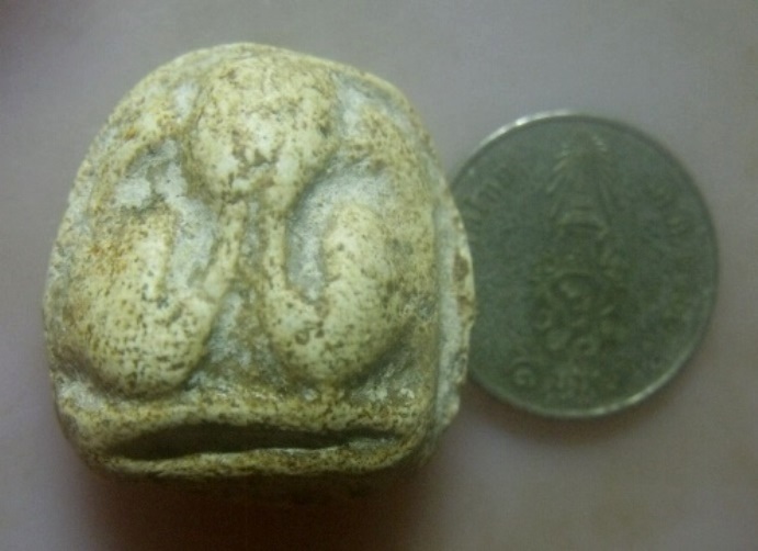 **วัดใจ**พระปิดตาหลังแบบ เนื้อผงพุทธคุณ เก่าๆ ไม่ทราบที่**เนื้อจัด สวยๆ เชิญชมครับ