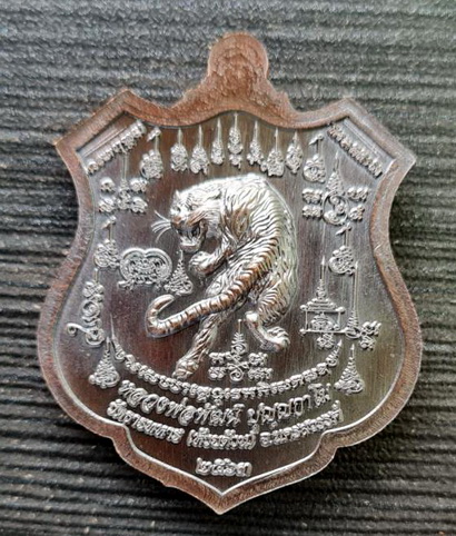 พยัคฆ์เจ้าพระยา ๒๕๖๓..นวโลหะหน้ากากเงิน..ลพ.พัฒน์ วัดห้วยด้วน จ.นครสวรรค์ / กล่องเดิม