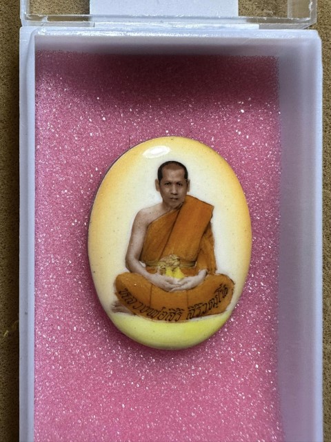 ล็อกเก็ตรูปเหมือน หลวงพ่อสิริ ด้านหลังติด จีวร เกศา ตะกุดอุดผงเก่า จำนวนสร้าง สร้าง5สี สีละ 500 องค์