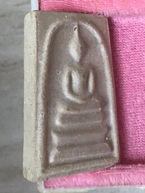 สมเด็จพุฒาจารย์ (โต พรหมรังสี) วัดใหม่อมตรส บางขุนพรหม กรุงเทพฯ เนื้อผงพิมพ์ใหญ่นิยม หูขีด ปี2539