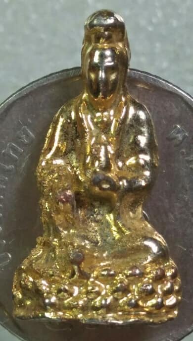 รูปหล่อพระโพธิสัตว์กวนอิม เนื้อกะไหล่ทอง 