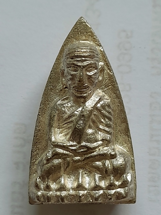 หลวงปู่ทวด พิมพ์เตารีดใหญ่สองหน้ากรรมการ วัดบวร หล่อโบราณ เนื้อนวะแก่เงินปี ๒๕๔๓