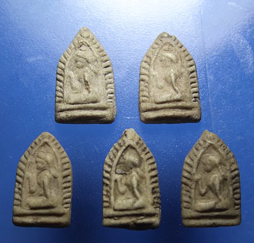 A978 พระนางกวัก เนื้อผง น้ำมันพิมพ์เล็ก ไม่ทราบที่ จำนวน 5 องค์