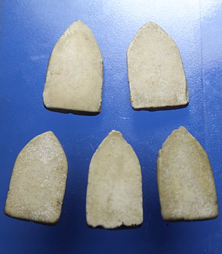 A978 พระนางกวัก เนื้อผง น้ำมันพิมพ์เล็ก ไม่ทราบที่ จำนวน 5 องค์