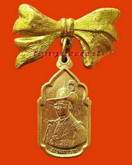 เหรียญนวมหาราช เฉลิมพระชนพรรษา 5 รอบ ในหลวง รัชกาลที่ 9 บรอนซ์ทองมีโบว์เข็มกลัด สวยมากค่ะ