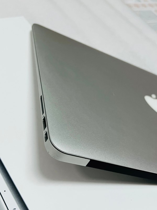MacBook Air 13นิ้วปี2014,Core i5 1.4 GHz. SSD 128 GB,Ram4GB,แบตเก็บไฟ,คีย์บอร์ดมีไฟ,อุปกรณ์ครบกล่อง