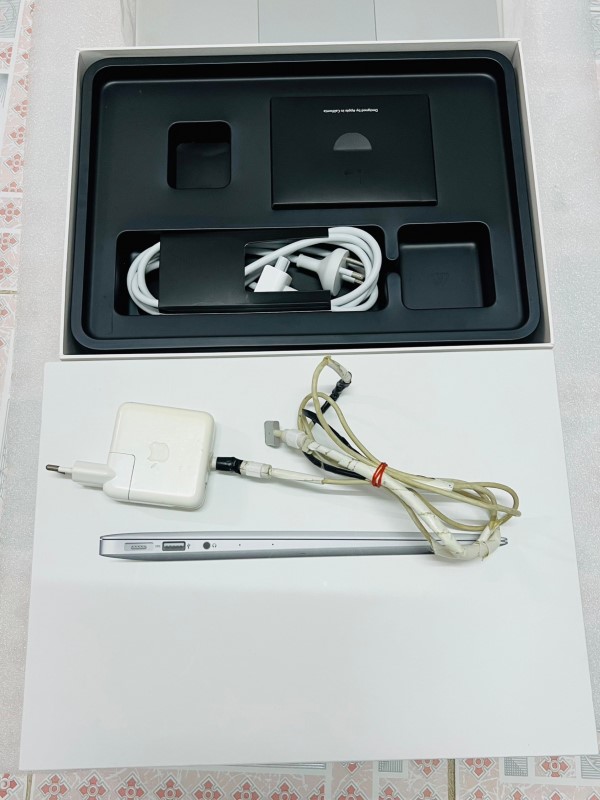 MacBook Air 13นิ้วปี2014,Core i5 1.4 GHz. SSD 128 GB,Ram4GB,แบตเก็บไฟ,คีย์บอร์ดมีไฟ,อุปกรณ์ครบกล่อง