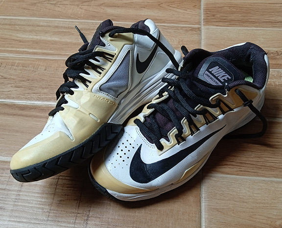 ขายถูก ในe-bay 3,000++ NIKE LUNAR BALLISTEC สีขาว สภาพดี แถบข้าง DRAGON สีครีม สวยสุดๆ