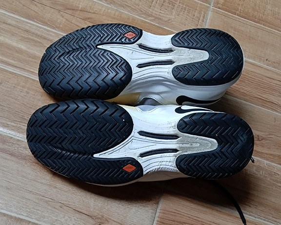 ขายถูก ในe-bay 3,000++ NIKE LUNAR BALLISTEC สีขาว สภาพดี แถบข้าง DRAGON สีครีม สวยสุดๆ