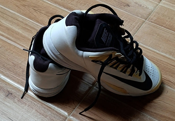 ขายถูก ในe-bay 3,000++ NIKE LUNAR BALLISTEC สีขาว สภาพดี แถบข้าง DRAGON สีครีม สวยสุดๆ