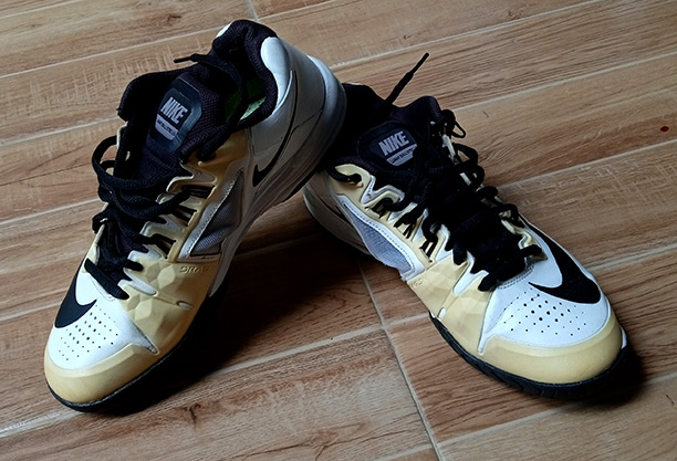 ขายถูก ในe-bay 3,000++ NIKE LUNAR BALLISTEC สีขาว สภาพดี แถบข้าง DRAGON สีครีม สวยสุดๆ