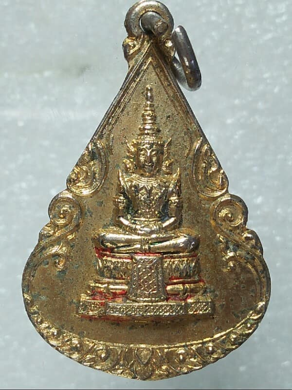 เหรียญพระแก้วมรกต หลังยันต์น้ำเต้า พ้นทุกข์ สุขใจ
