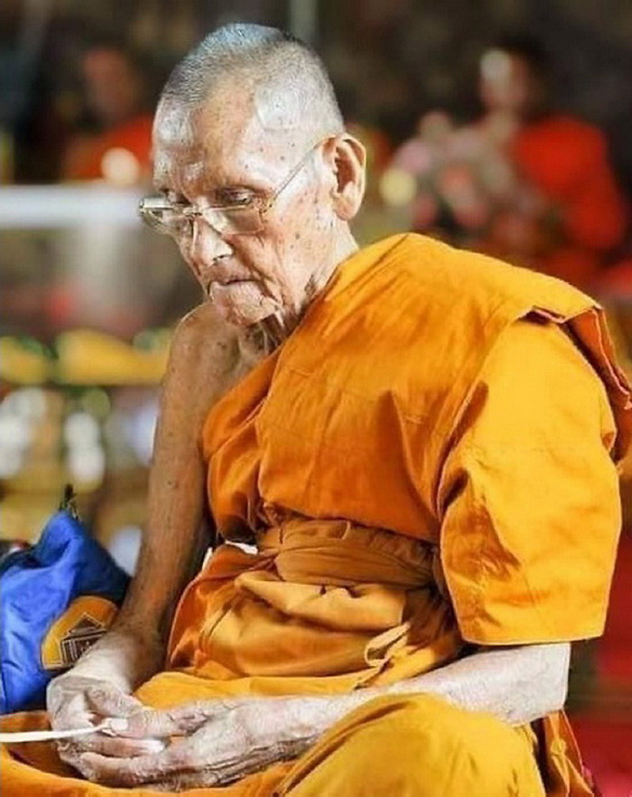 เหรียญหลวงพ่อท้วม วัดศรีสุวรรณ จ.สุราษฎร์ธานี รุ่นทำบุญอายุ 75 ปี ปี40