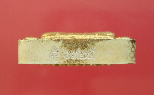 พระขุนแผนบ้านค่ายพรายจินดามณี เนื้อขาวทาทองหลังโรยพลอย หลวงพ่อสิน วัดละหารใหญ่ครับ