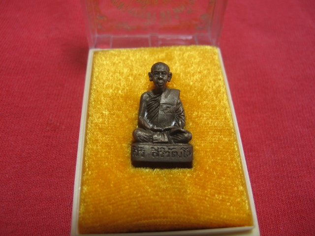 รูปหล่อ รุ่นแรก น.นวะ ปี31 สร้างน้อยสภาพสวย ตอกโค๊ต พร้อมกล่องเดิมๆ