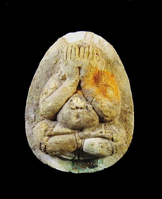 พระปิดตามหาลาภ สารพัดดี วัดบ้านคลอง ชลบุรี ปี๒๕๓๘ เนื้อเกสร ฝังนาคปรกใบมะขาม ตะกรุดและจีวร