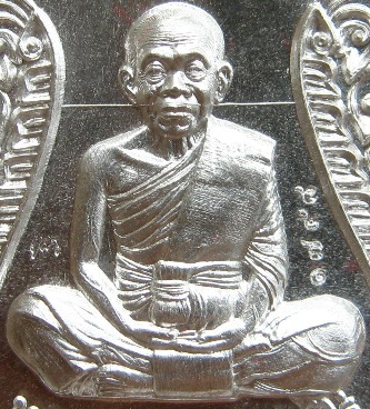 เหรียญหน้าเลื่อน หลวงพ่อคูณ นิรันตรายเหนือดวง ปี2557 เนื้อเงิน หมายเลข1748พร้อมกล่องเดิม