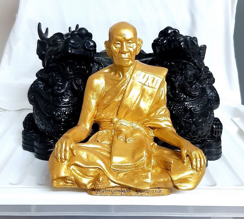 พระบูชาหลวงพ่อพัฒน์ วัดห้วยด้วน รุ่นเฮงรับทรัพย์ ปี64 เนื้อโลหะแบล็ค โกลล์