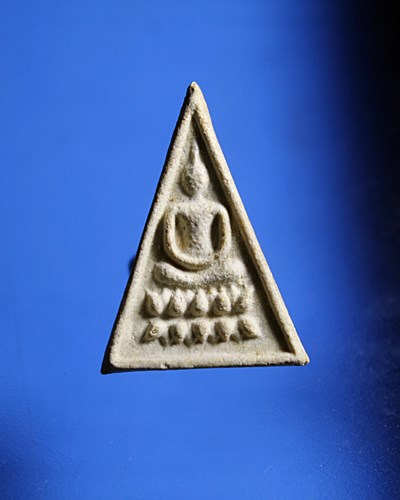 B716พระสมเด็จ พิมพ์สามเหลี่ยม ฐานบัว 2 ชั้น หลังยันต์ ไม่ทราบที่