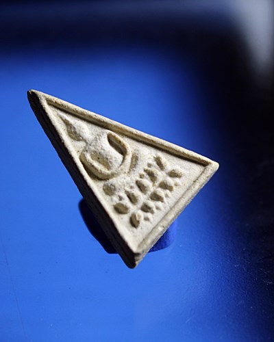 B716พระสมเด็จ พิมพ์สามเหลี่ยม ฐานบัว 2 ชั้น หลังยันต์ ไม่ทราบที่